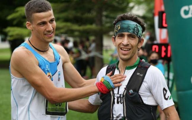 El ganador Aitor Blanco (izquierda) saluda a Ion Sola al término de la carrera larga.