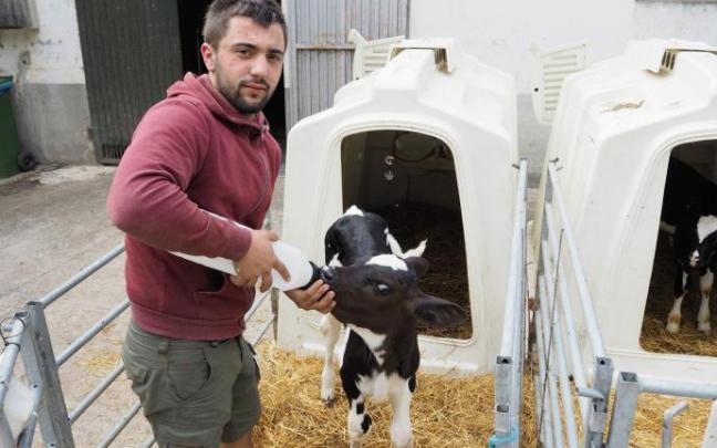 Aitor Almandoz da un biberón a un ternero