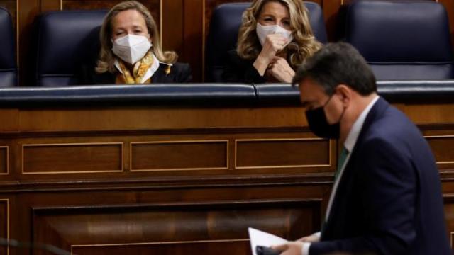 El portavoz del Grupo Vasco, Aitor Esteban, camina por delante de las vicepresidentas Nadia Calviño y Yolanda Díaz