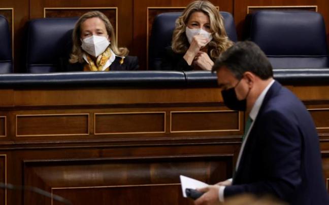 El portavoz del Grupo Vasco, Aitor Esteban, camina por delante de las vicepresidentas Nadia Calviño y Yolanda Díaz