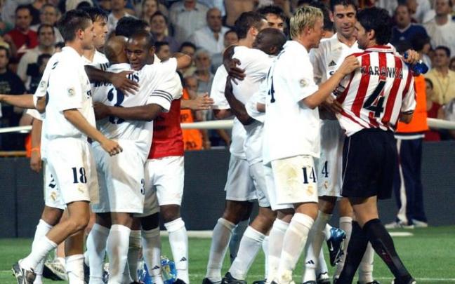 Guti y Fernando Hierro sujetan a Aitor Karanka en un Real Madrid-Athletic.