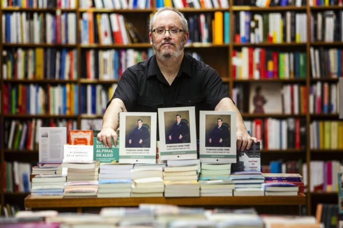 Aitor Pescador, en la librería Elkar frente a tres ejemplares de su libro 'Francisco Lorda Yoldi. Vecino y concejal de Iruñea (1877-1939).