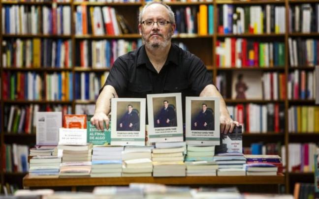 Aitor Pescador, en la librería Elkar frente a tres ejemplares de su libro 'Francisco Lorda Yoldi. Vecino y concejal de Iruñea (1877-1939).