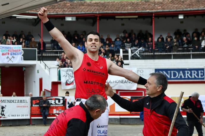 Eneko Otaño celebra su triunfo a Arria V en la apuesta celebrada en la plaza de toros de Azpeitia.