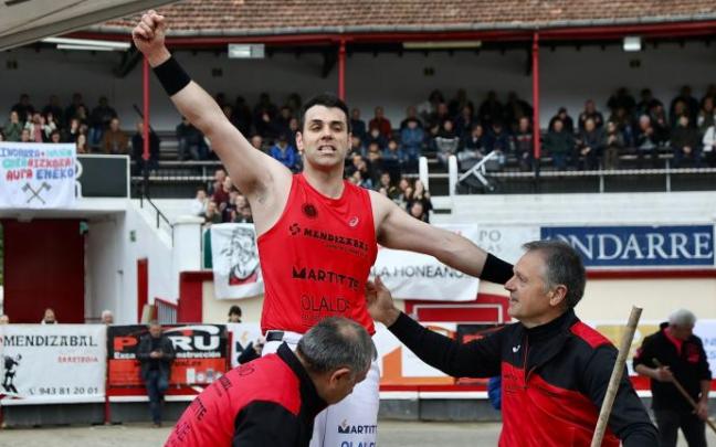 Eneko Otaño celebra su triunfo a Arria V en la apuesta celebrada en la plaza de toros de Azpeitia. Eneko Otaño celebra su triunfo a Arria V en la apuesta celebrada en la plaza de toros de Azpeitia.