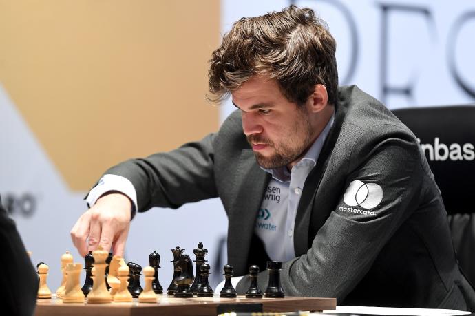 Carlsen, con piezas negras, en la última partida disputada en Dubai.