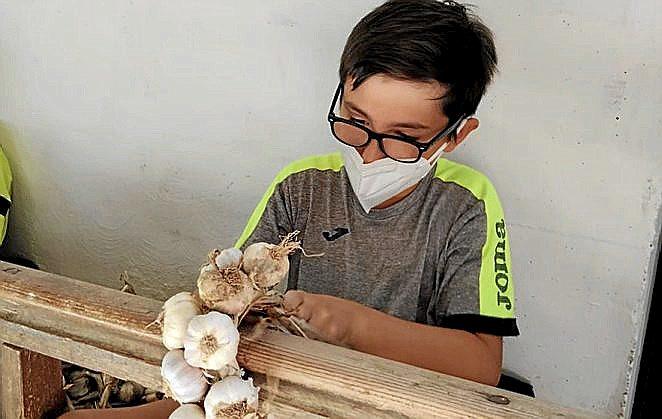 Uno de los txikis que participó en el taller de horqueado.