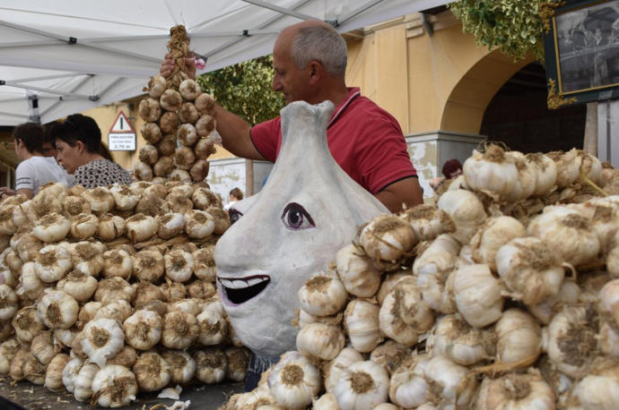 Uno de los puestos de ajos en la feria celebrada en Falces antes de la llegada de la pandemia