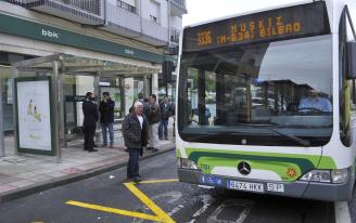 Un ciudadano se dispone a subir a una unidad de Bizkaibus en una parada de Muskiz.