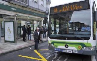 Un ciudadano se dispone a subir a una unidad de Bizkaibus en una parada de Muskiz. Un ciudadano se dispone a subir a una unidad de Bizkaibus en una parada de Muskiz.