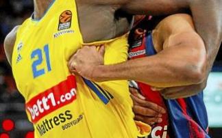 Enoch pelea por la posición con Koumadje. Foto: Jorge Muñoz