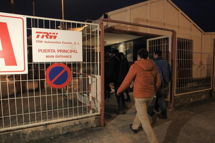 Trabajadores de TRW entrando a la empresa