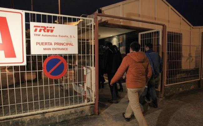 Trabajadores de TRW entrando a la empresa