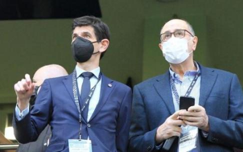 Josean Querejeta y Alfonso Fernánedz de Trocóniz en el palco de autoridades de El Sadar