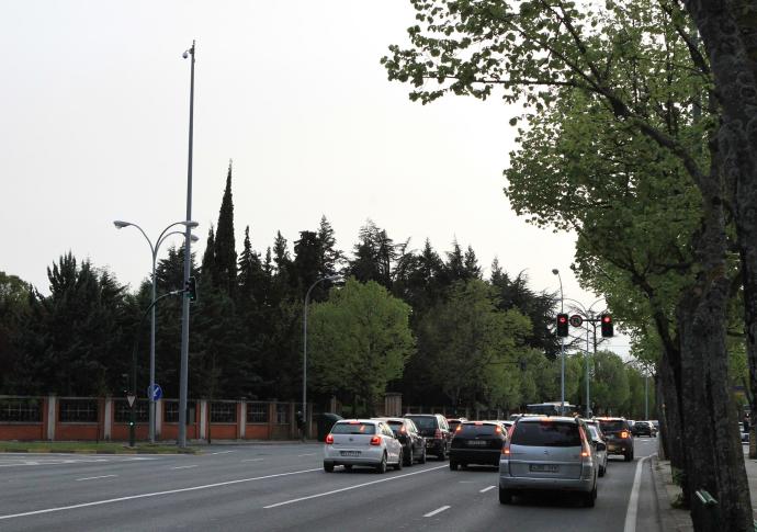 Coches parados en el semáforo en Beloso