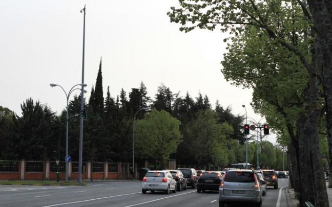 Coches parados en el semáforo en Beloso