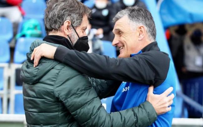 Quique Sánchez Flores y José Luis Mendilibar, durante el partido de ayer entre el Getafe y el Alavés.