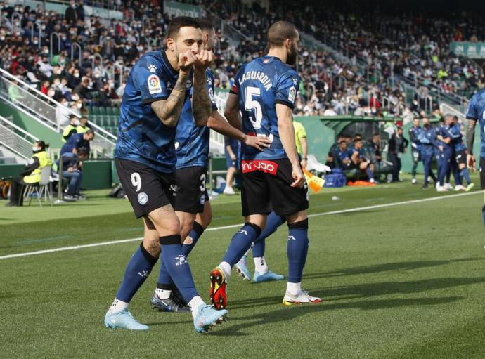 Joselu celebra el gol conseguido este sábado en el Martínez Valero