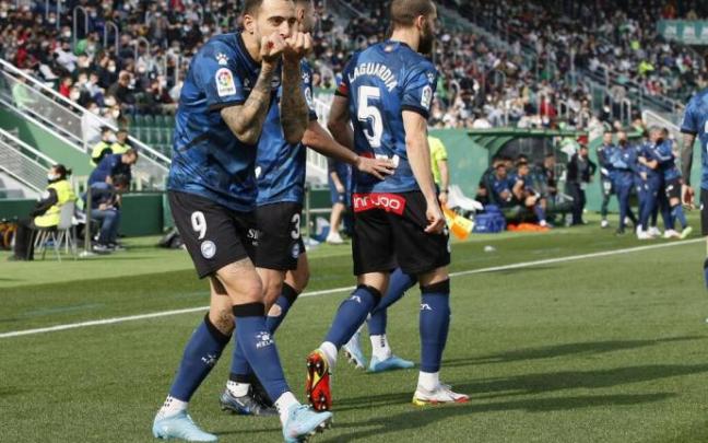 Joselu celebra el gol conseguido este sábado en el Martínez Valero