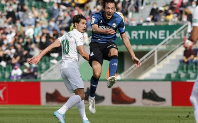 Tomás Pina pelea un balón en el Martínez Valero.