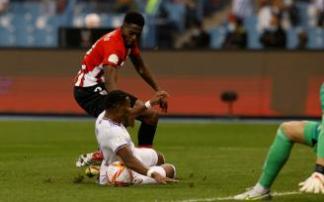 David Alaba toca el balón con la mano. David Alaba toca el balón con la mano.