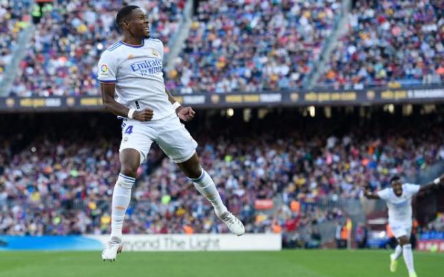 David Alaba celebra el tanto que firmó ante el Barça en el Camp Nou el pasado octubre David Alaba celebra el tanto que firmó ante el Barça en el Camp Nou el pasado octubre