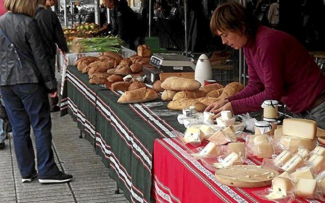 Puesto de quesos y de panes en una edición anterior. Foto: A.M.