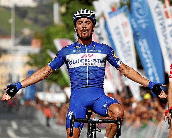 Julian Alaphilippe celebra su victoria en la Clásica de San Sebastián de 2018. Foto: Efe