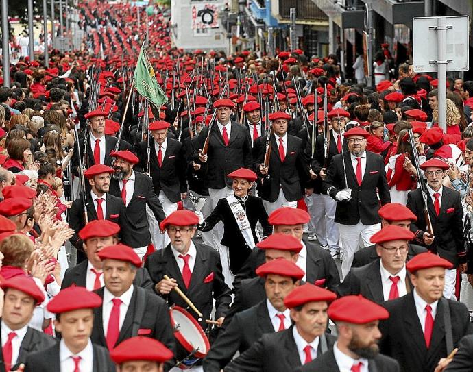 Imagen de archivo del último Alarde tradicional, el de 2019, subiendo la calle San Marcial.