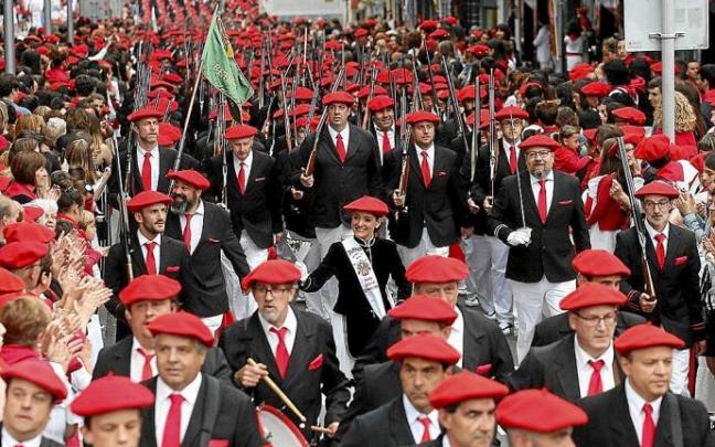Imagen de archivo del último Alarde tradicional, el de 2019, subiendo la calle San Marcial.