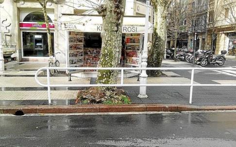 Valla alargada en la Avenida para dificultar el cruce de la calzada en prohibido. Foto: N.G. Valla alargada en la Avenida para dificultar el cruce de la calzada en prohibido. Foto: N.G.