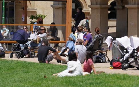 Jóvenes, familias y grupos de amigos disfrutaron ayer del aire libre en los parques y terrazas de muchos municipios vascos.