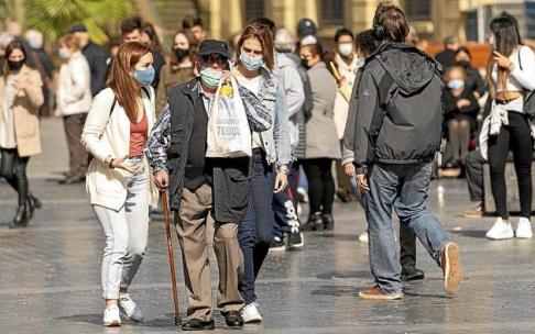 Varias personas, protegidas con mascarilla, pasean por una zona céntrica de Donostia. Foto: Ruben Plaza