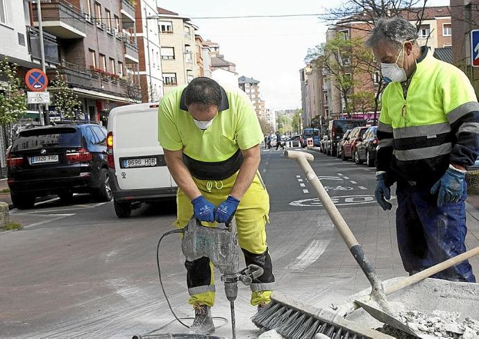 Obreros trabajando en las calles de Gasteiz. Foto: Josu Chavarri