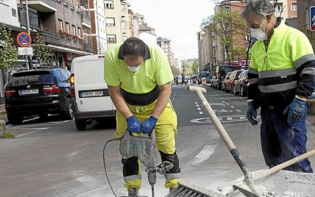 Obreros trabajando en las calles de Gasteiz. Foto: Josu Chavarri Obreros trabajando en las calles de Gasteiz. Foto: Josu Chavarri