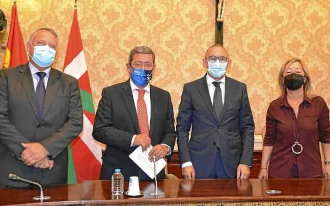 Firma de los convenios entre las diputaciones de Álava y Burgos el pasado lunes en la capital castellana.