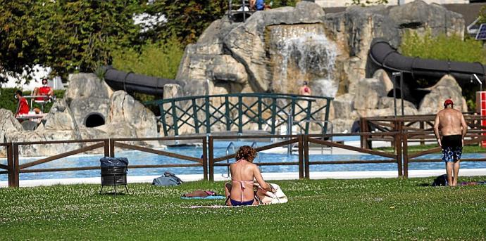 Una mujer en las piscinas de Mendizorroza de Gasteiz el pasado jueves.