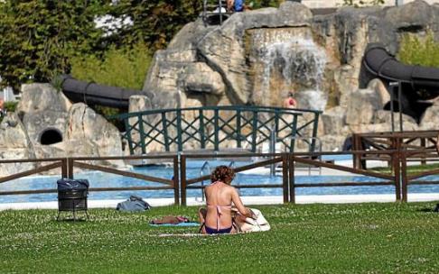 Una mujer en las piscinas de Mendizorroza de Gasteiz el pasado jueves.