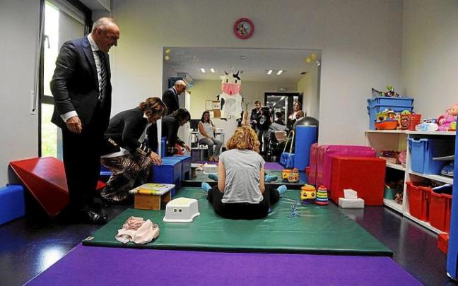 El diputado general, Ramiro González, en una visita de mayo de 2019 al centro foral de atención temprana para menores que padecen trastornos en el desarrollo, ubicado en el edificio Carlos Abaitua, en el barrio de El Batán de la capital alavesa.Foto: Iñig