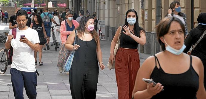 Varias personas caminan por el centro de Vitoria, que poco a poco está recuperando su trasiego habitual tras las vacaciones de agosto. Foto: Alex Larretxi