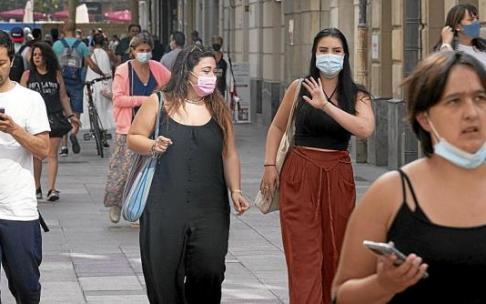 Varias personas caminan por el centro de Vitoria, que poco a poco está recuperando su trasiego habitual tras las vacaciones de agosto. Foto: Alex Larretxi