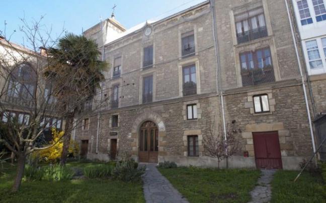 Las redes forman parte de la fachada del deteriorado inmueble desde hace más de siete años.