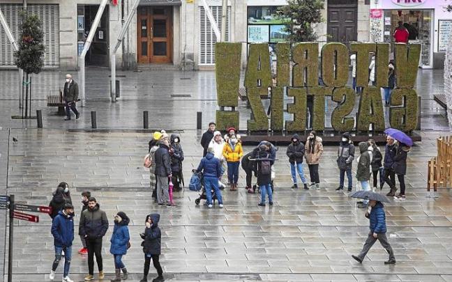Turistas visitando Vitoria durante este pasado puente. Foto: Jorge Muñoz