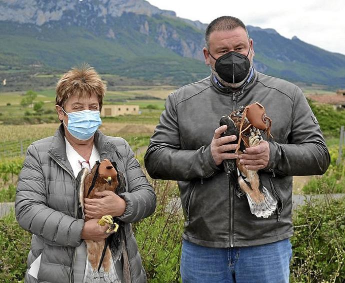 Nati López de Munain y Joseba Fernández, con dos de los pollos.