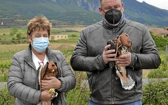 Nati López de Munain y Joseba Fernández, con dos de los pollos.
