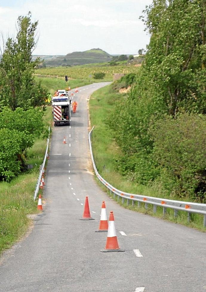 Instalación de quitamiedos en una carretera de Álava. Foto: Pablo J. Pérez