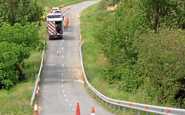Instalación de quitamiedos en una carretera de Álava. Foto: Pablo J. Pérez