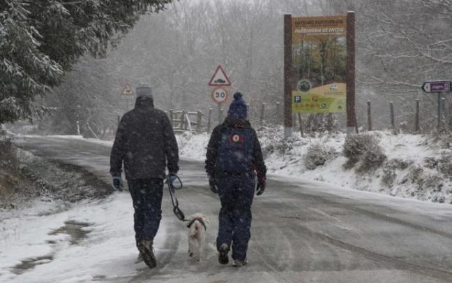 Dos personas pasean por el puerto de Opakua