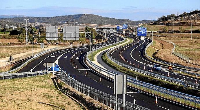 Vehículos circulan por el tramo desdoblado de la N-124 entre Berantevilla y Zambrana. Foto: Pablo José Pérez