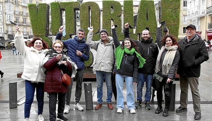 ¡Adiós mascarillas! Un grupo posa en la desapacible mañana de ayer en la Virgen Blanca. Fotos: Pilar Barco